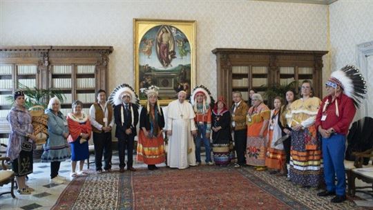 Representatives of the Métis Nation in Canada meet Pope Francis at the Vatican, March 28, 2022. (photo: Courtesy photo / Vatican Media)