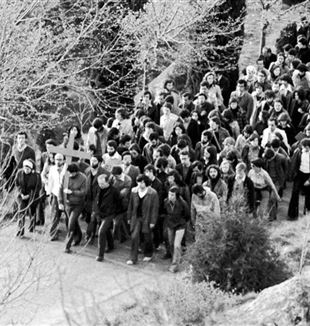 Way of the Cross during the Holy Week of CL university students. San Leo, 1976. © Fraternità di CL.