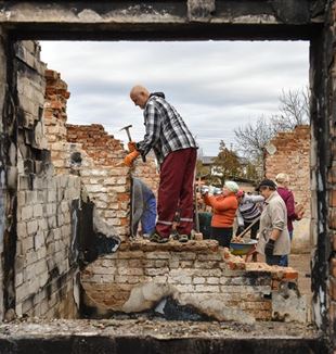 Volunteers at work in the rubble of a village near Chernihiv, Ukraine (Photo: Ansa)