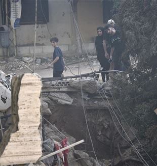 Among the rubble in Beirut after a bombing (Photo: Ansa/Epa/Wael Hamzeh)