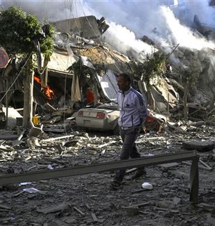 The streets of Beirut after the bombing (Photo Ansa/Epa/Wael Hamzeh)