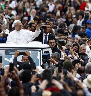 Leo XIV in St. Peter's Square (©Ansa/Angelo Carconi)